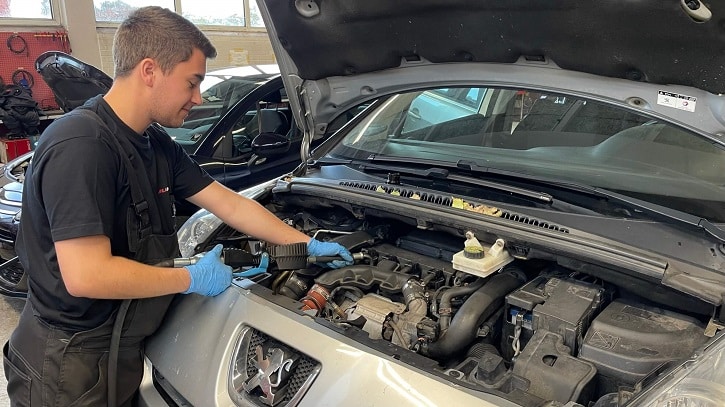 Serviceeftersyn på en Peugeot hos Aunetto